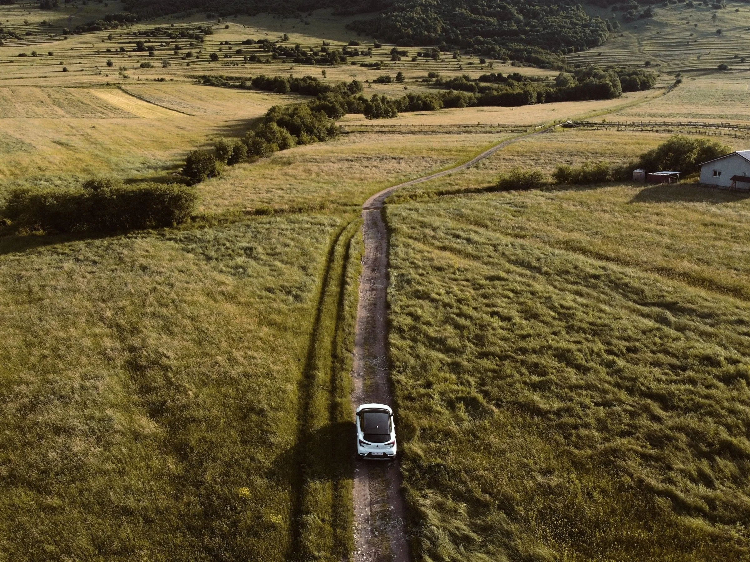Hybridbil på en grusväg genom svensk natur